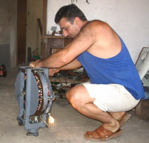 Generator vetrenjae - demonstracija rada generatora. Generator je konstruisan da radi sa malim obrtaja, tako da lagano okretanje rukom pali sijalicu od 21w.